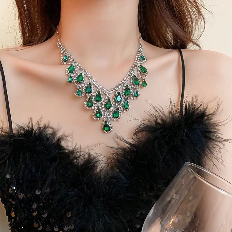 Super sparkling green diamond studded water droplet tassel necklace, fashionable personality, light luxury, high-end feeling, collarbone chain temperament, commuting accessory