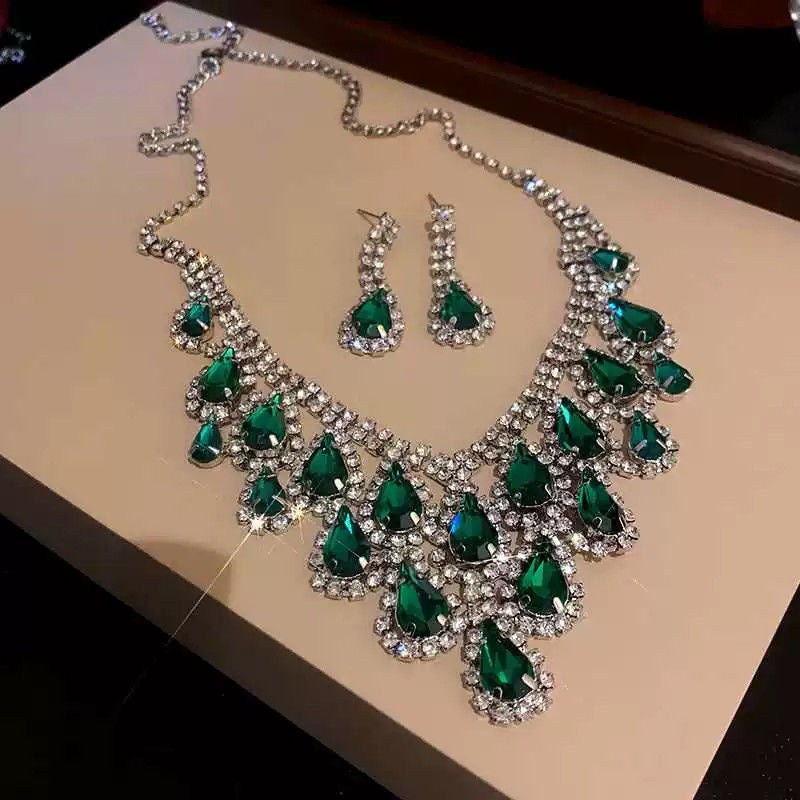 Super sparkling green diamond studded water droplet tassel necklace, fashionable personality, light luxury, high-end feeling, collarbone chain temperament, commuting accessory