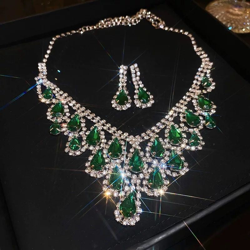 Super sparkling green diamond studded water droplet tassel necklace, fashionable personality, light luxury, high-end feeling, collarbone chain temperament, commuting accessory