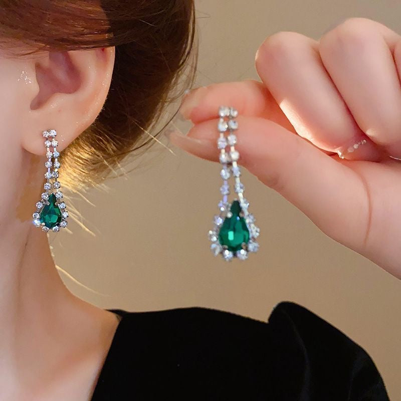 Super sparkling green diamond studded water droplet tassel necklace, fashionable personality, light luxury, high-end feeling, collarbone chain temperament, commuting accessory